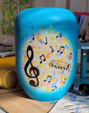 foto urne mit musiknote mundharmonika