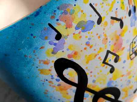 foto urne mit notenschlüssel